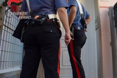 Perseguita un disabile per estorcere denaro, denunciato