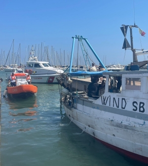 Ancora un intervento di soccorso a favore di un peschereccio che rischia di affondare.