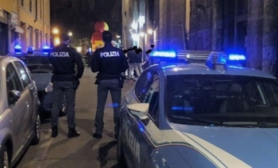 Venditore ambulante accerchiato e picchiato, daspo urbano per 2 anni