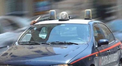 Tentano la fuga dopo il controllo dei Carabinieri ma si schiantano con l'auto