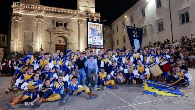 Ascoli Piceno - Tre sestieri a caccia di medaglie, sbandieratori e musici impegnati nella Tenzone Aurea
