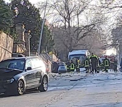 Auto finisce contro una colonnina del gas ad Ancona, almeno due morti
