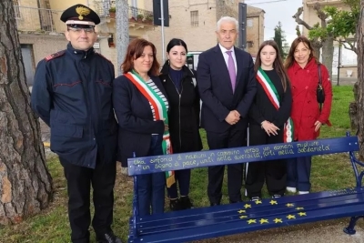 A Monterubbiano la panchina con i colori dell'Unione europea