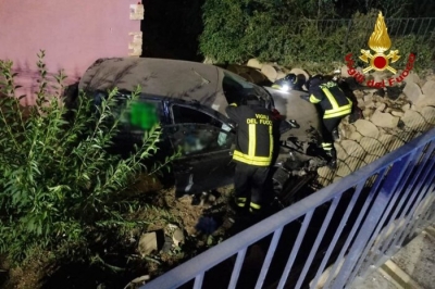 Nella notte un'auto a gpl finisce nel cortile di un palazzo