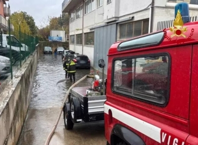 Auto bloccata in un sottopasso a Centobuchi, salvato l'autista