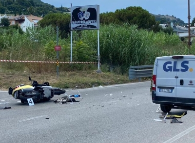 Scooterista impatta contro un furgone sulla SS16 nei pressi di zona Brancadoro, elitrasportato a Torrette