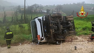 Cisterna piena di gas liquido si ribalta a Montefiore dell'Aso
