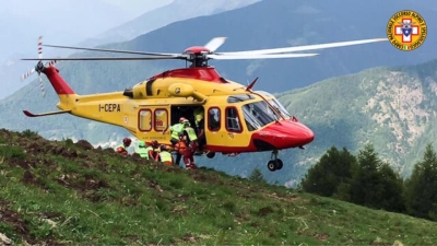 Cacciatore precipitato per 10 metri, recuperato nel Pesarese Diversi traumi. In azione Icaro 02 del 118