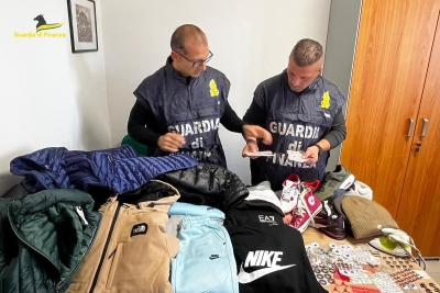 Roseto, scoperto un laboratorio clandestino di contraffazione per abiti e accessori