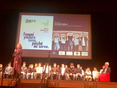 “Il potere delle parole”: gli studenti della “Betti” in teatro con Lombardi Vallauri, linguista di fama e docente di Roma Tre