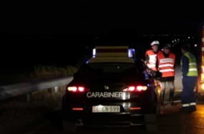 Auto si ribalta in una scarpata contro un albero, morto 44enne