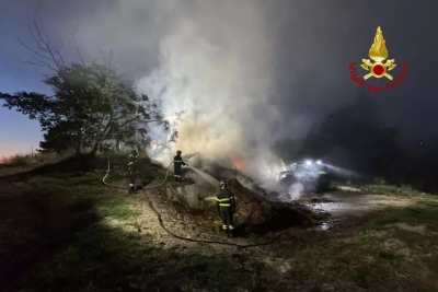 Concimaia in fiamme nel Fermano, incendio domato in quattro ore