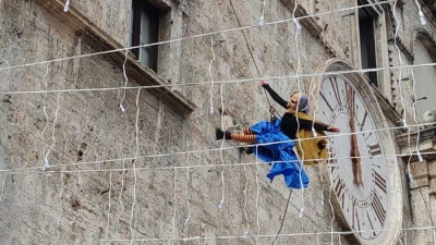 Migliaia di persone per la Befana in Piazza del Popolo ad Ascoli Piceno