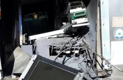 Fanno esplodere il bancomat poi si danno alla fuga, indagini dei Carabinieri