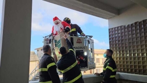 Il Babbo Natale dei Vigili del Fuoco in autoscala dai bimbi in ospedale