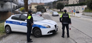 Polizia Locale smaschera truffa assicurativa: broker nei guai