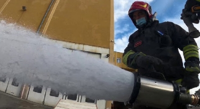 Si sviluppa un incendio in un cantiere edile, i Vigili del Fuoco intervengono con la tecnologia