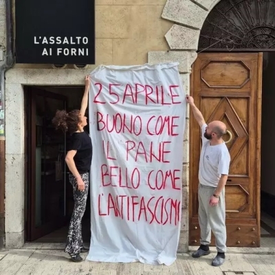 Ascoli - Striscione antifascista in panetteria, scattano gli accertamenti