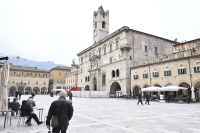 Ascoli Piceno - Palazzo dei Capitani, cominciato il montaggio della gru