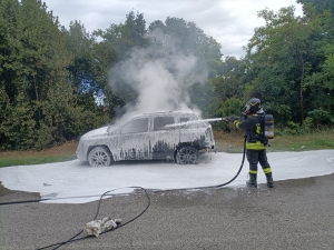 A Giulianova autovettura in corsa prende fuoco. Salvo il conducente
