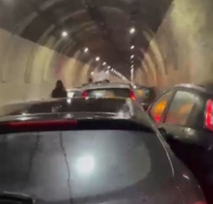 Tamponamento a catena con nove auto in galleria ad Ancona, gravi disagi alla circolazione