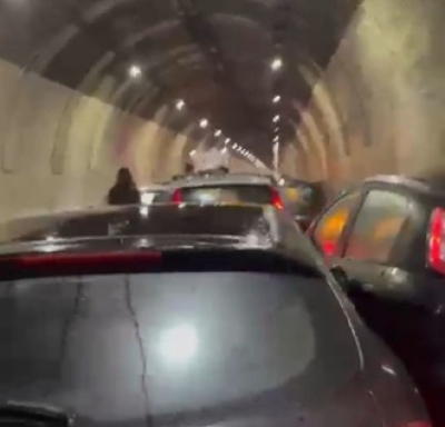 Tamponamento a catena con nove auto in galleria ad Ancona, gravi disagi alla circolazione