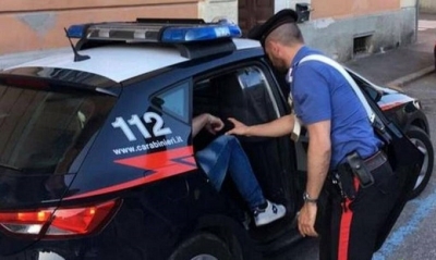 Ferisce la moglie all'occhio e minaccia i Carabinieri, arrestato