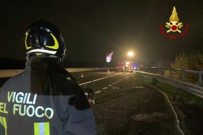 A fuoco la motrice di un'autobotte a metano nella corsia sud A14 a Pesaro