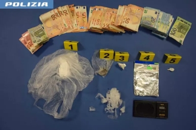 Investe con la bici un poliziotto, in casa ha un etto di cocaina