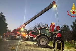Trattore scivola nella vigna, recuperato dai Vigili del Fuoco