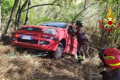 Fuori strada con l'auto per trenta metri in una scarpata, illesa