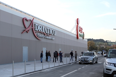 Tenta di rubare alimentari al Cuore Adriatico, denunciato