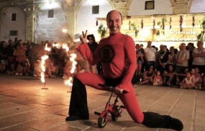 Friku Festival con teatro di strada, clownerie, magia e teatrino dei piedi a Lapedona, Camporotondo di Fiastrone ed Altidona