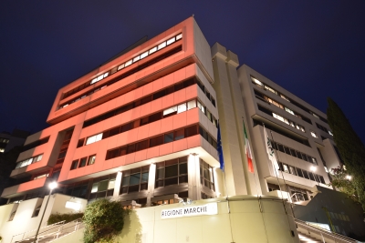 Palazzo Raffaello, sede della Regione Marche, illuminata di arancione
