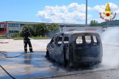 Autovettura a fuoco nell'area di servizio Conero Ovest della A14