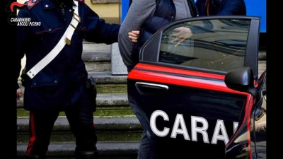 Lo attirano in casa per poi rapinarlo, arrestati i tre presunti responsabili