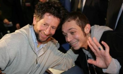 Scoppia la lite in casa Rossi, Valentino denuncia la compagna del papà