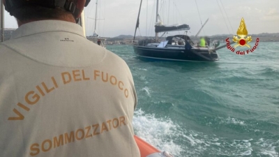 Recupero della barca a vela in difficoltà dopo l'incidente mortale, in azione i Vigili del Fuoco