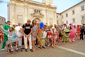 La Corsa di Homer: edizione 2025 da record per la gara pi&ugrave; divertente e pazza nel centro storico di Ascoli Piceno