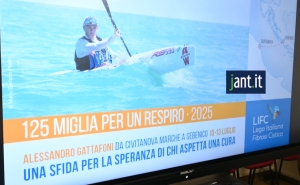 ALESSANDRO GATTAFONI SFIDA IL MARE ADRIATICO IN KAJAK PER LA FIBROSI CISTICA