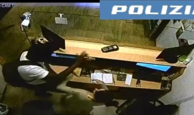 Perde alle scommesse di calcio e rapina il centro in cui giocava