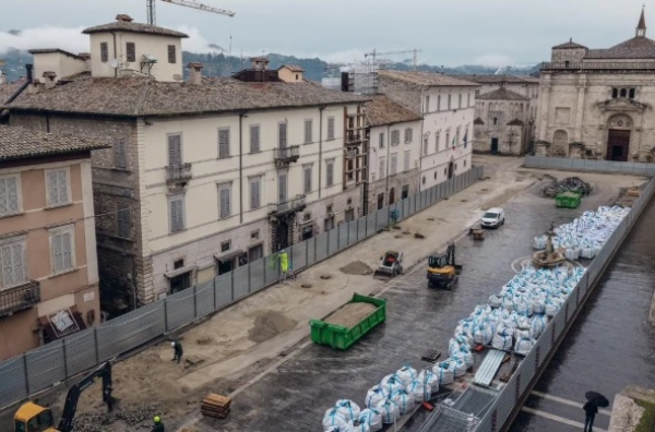 Ascoli Piceno - Piazza Arringo, riaperta la prima parte antistante il Battistero