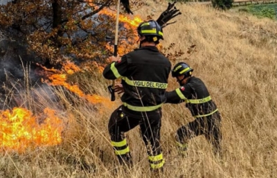 Incendio alle pendici del Monte Ascensione, vigili del fuoco al lavoro dall'alba