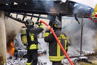 Incendio in una rimessa a San Benedetto, crollato il tetto