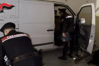 Nel furgone parti di auto rubata: due denunce per ricettazione