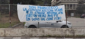 Ascoli Piceno - Cambio di cappellano all'ospedale, lo striscione dei fedeli per don Francesco Simeone