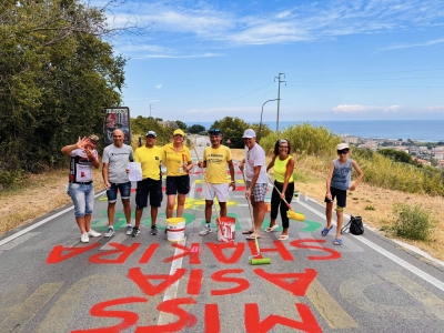 La tradizione dei nomi dei corridori scritti sull’asfalto: il segno di accoglienza che fa grande il Gran Premio Capodarco di Fermo