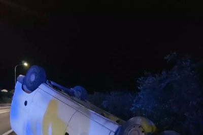 Furgone si ribalta con veicoli rubati, auto quasi investe gli agenti