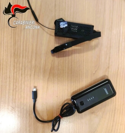 Spiava le colleghe di lavoro con una mini-fotocamera in bagno