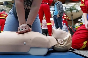 Bimba in arresto cardiaco, salvata da cardiologo sulla spiaggia